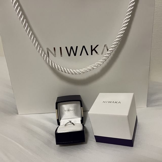 【俄(にわか)の口コミ】 シンプルではあるが、片側に小さなダイヤモンドと少しのウェーブのバラン…