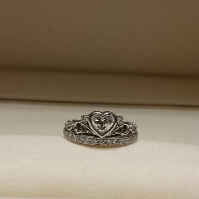 【ケイウノ ブライダル(K.UNO BRIDAL)の口コミ】 10代の頃にウェディング雑誌を見ていてこの指輪に一目惚れし、将来婚約指…