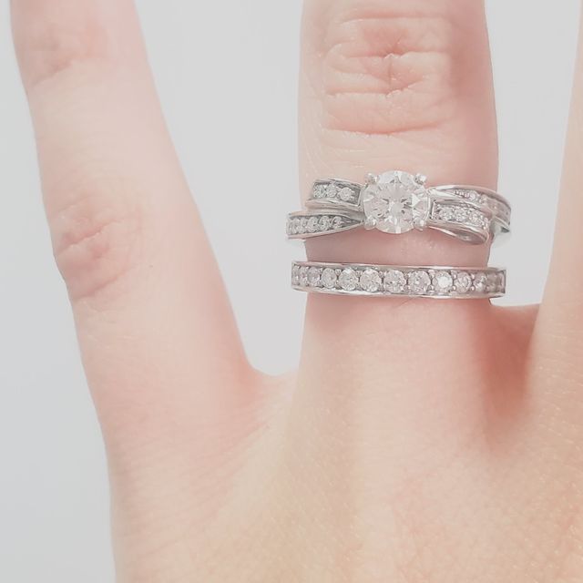 【シャネル(CHANEL)の口コミ】 婚約指輪らしく一つ大きなダイヤがありつつも、大人向けの可愛らしいリボ…