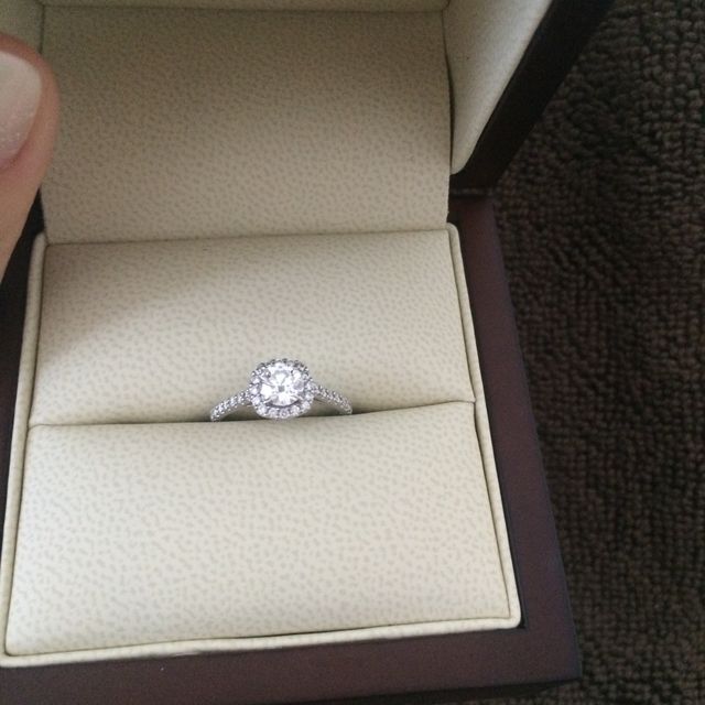 【WATANABE / 卸商社直営　渡辺の口コミ】 大きいダイヤをメレダイヤで囲んだデザインが欲しかったが、大手ブランド…