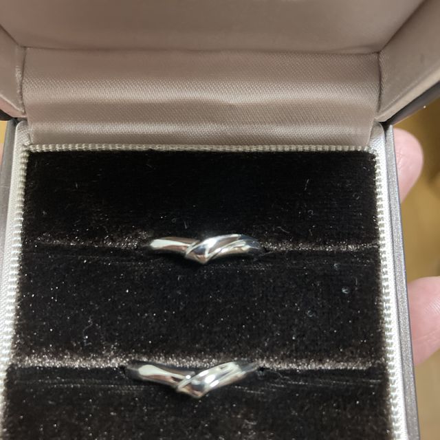 【アイプリモ(I-PRIMO)の口コミ】 彼女の婚約指輪に合う指輪を探していました。
V時のデザインの指輪はたく…