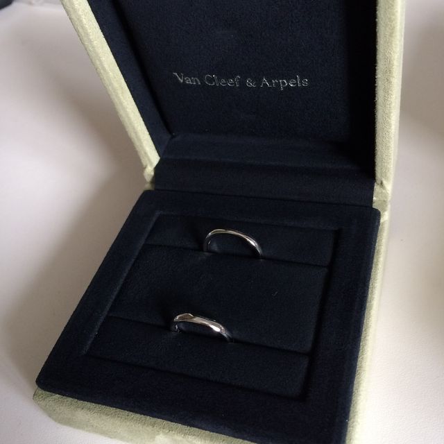 【ヴァン クリーフ＆アーペル(Van Cleef & Arpels)の口コミ】 プラチナ素材で、且つ飾りのないシンプルなものにしたいと思っていました…