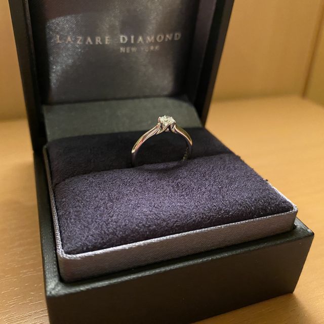 【ラザール ダイヤモンド(LAZARE DIAMOND)の口コミ】 立て爪タイプが良いけど服などに引っかかりにくく、上からのデザインも横…