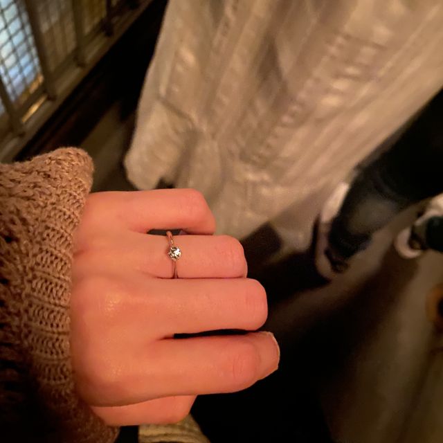 【ラザール ダイヤモンド(LAZARE DIAMOND)の口コミ】 立て爪タイプが良いけど服などに引っかかりにくく、上からのデザインも横…