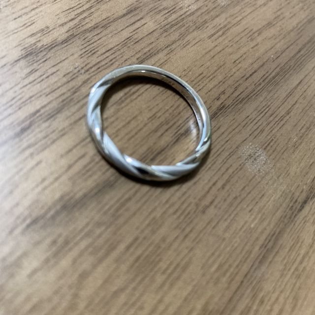 【銀座ダイヤモンドシライシの口コミ】 デザインがとても気に入ってます。結婚指輪の決め手はデザインです。
いろ…