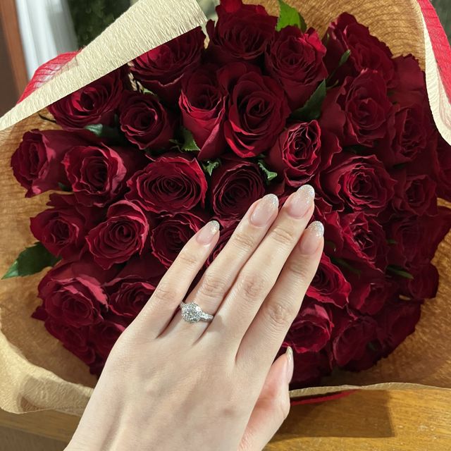 【ブシュロン(BOUCHERON)の口コミ】 真ん中のダイヤモンドだけでなく周りにもダイヤモンドが敷き詰められ、リ…