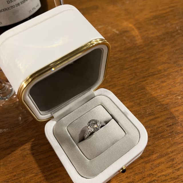 【ブシュロン(BOUCHERON)の口コミ】 真ん中のダイヤモンドだけでなく周りにもダイヤモンドが敷き詰められ、リ…