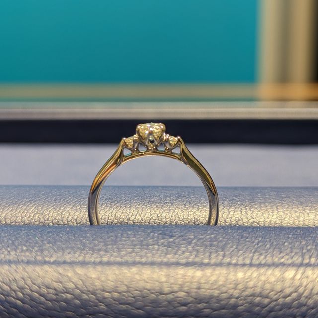 【銀座ダイヤモンドシライシの口コミ】 結婚指輪は他のブランドと決めていたので、婚約指輪もブランドを揃えて購…