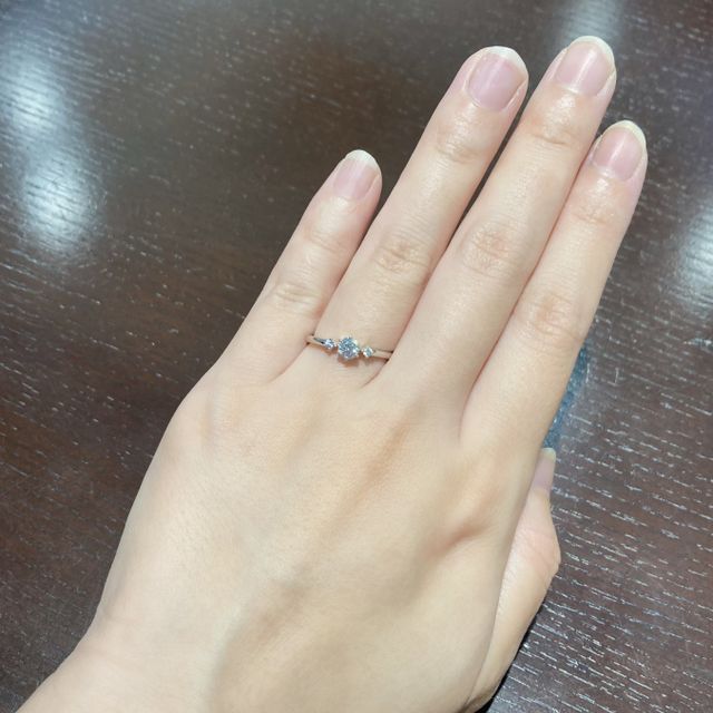 【Flowaves(フロウェーブス)の口コミ】 シンプルなものを探していました。
他のブランドの3つダイヤが付いている…