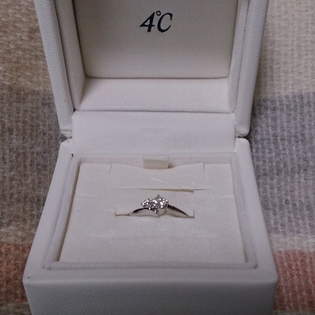 【4℃ BRIDAL(ヨンドシーブライダル)の口コミ】 ストレートタイプよりＶやＳの形が好きだったのと、メインのダイヤの横に…