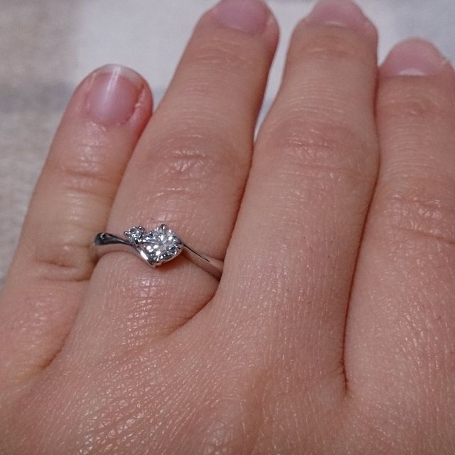 【4℃ BRIDAL(ヨンドシーブライダル)の口コミ】 ストレートタイプよりＶやＳの形が好きだったのと、メインのダイヤの横に…