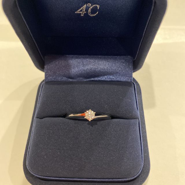 【4℃ BRIDAL(ヨンドシーブライダル)の口コミ】 サプライズでのプレゼントでした。
デザインもつけ心地もとても気に入りま…