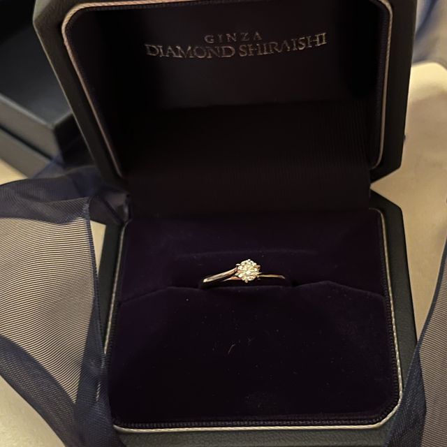 【銀座ダイヤモンドシライシの口コミ】 シンプルですが、ダイヤモンドの輝きが美しく、少しウェーブがかかってい…