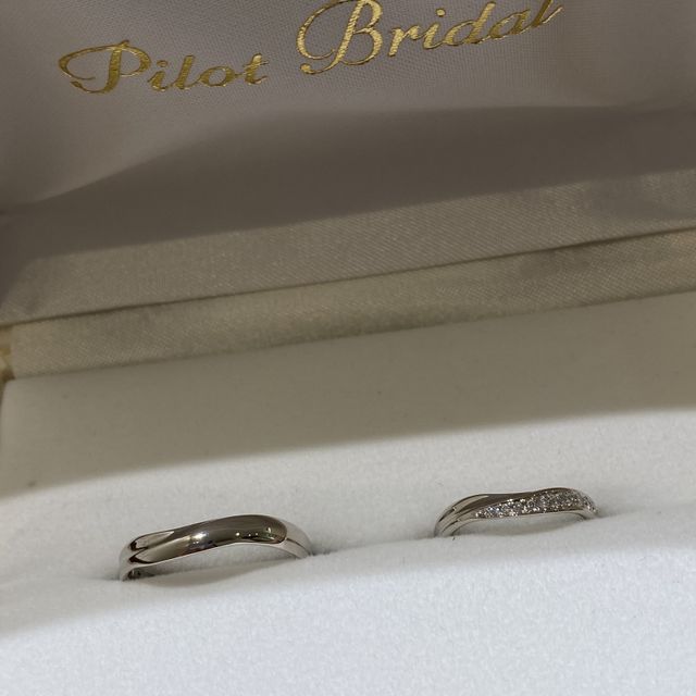 【PILOT BRIDAL(パイロットブライダル)の口コミ】 ダイヤがたくさん着いていて可愛いと思った。
緩やかなV字のウェーブが可…