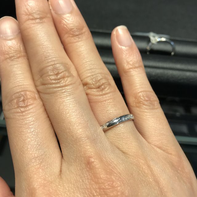 【エクセルコダイヤモンド(EXELCO DIAMOND)の口コミ】 指輪のデザインと、指へのフィット感が決め手です！
少し華やかさも欲しか…