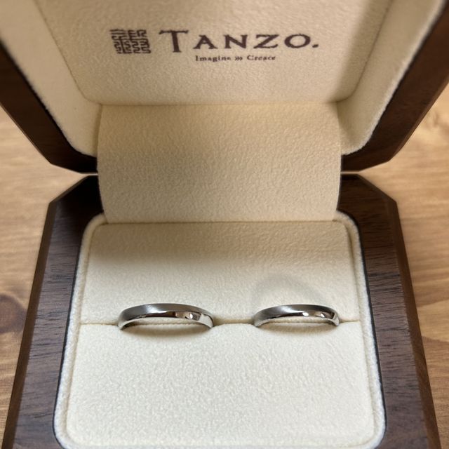 【TANZO.(鍛造指輪)の口コミ】 お揃い感を出したくて、ダイヤモンドは入れず、両方にヘアライン加工を入…