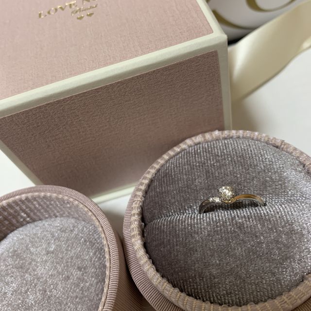 【LOVE NOTESの口コミ】 Vラインがとても可愛くて細身だったので購入しました。
ウェーブ系がもと…