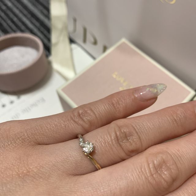 【LOVE NOTESの口コミ】 Vラインがとても可愛くて細身だったので購入しました。
ウェーブ系がもと…