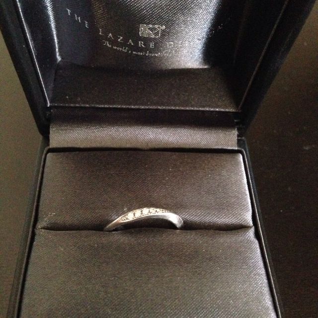 【ラザール ダイヤモンド(LAZARE DIAMOND)の口コミ】 結婚情報誌で見た時からこの指輪に惹かれていました。シンプルだけど小さ…