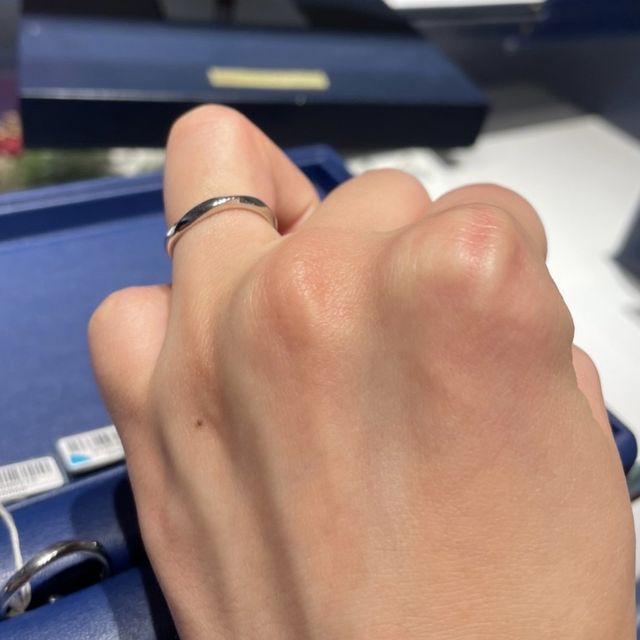 【銀座ダイヤモンドシライシの口コミ】 ダイヤがついていないシンプルなものを選択。シンプルになりすぎないよう…