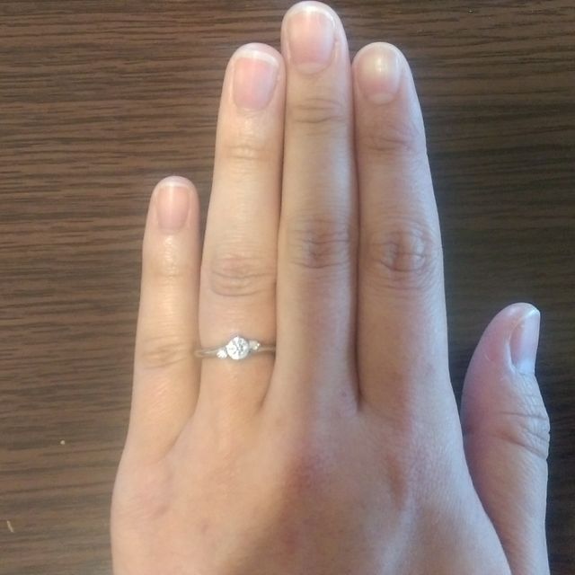 【エクセルコダイヤモンド(EXELCO DIAMOND)の口コミ】 一番は、形がとても綺麗です。私は指が太いので、指輪をつけたら余計に太…