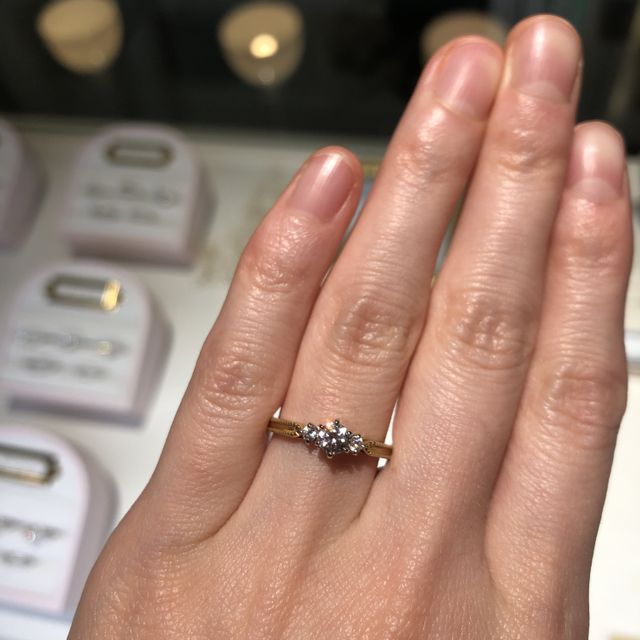 【BIJOUPIKO(ビジュピコ)の口コミ】 珍しいイエローゴールドの婚約指輪です。ミル打ちの加工がしてあり、アン…