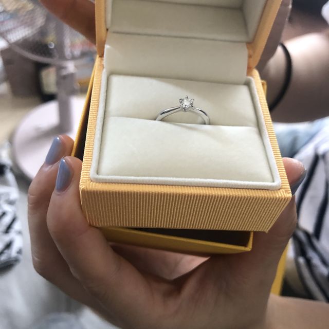 【ケイウノ ブライダル(K.UNO BRIDAL)の口コミ】 デザインのシンプルさが可愛く、ダイヤモンドも彼女の気に入ったものを選…