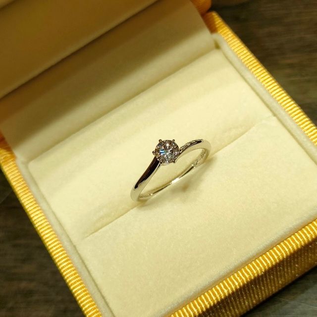 【ケイウノ ブライダル(K.UNO BRIDAL)の口コミ】 ダイヤが横から全て見える形にしたく、なおかつダイヤ持ち込み可能なブラ…
