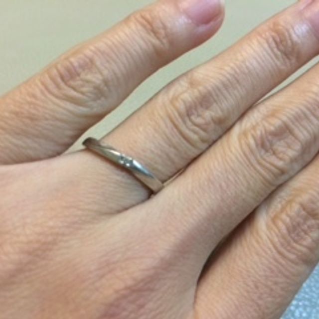 【4℃ BRIDAL(ヨンドシーブライダル)の口コミ】 ずっと付けておく結婚指輪なので、シンプルなものを探していました。ブラ…