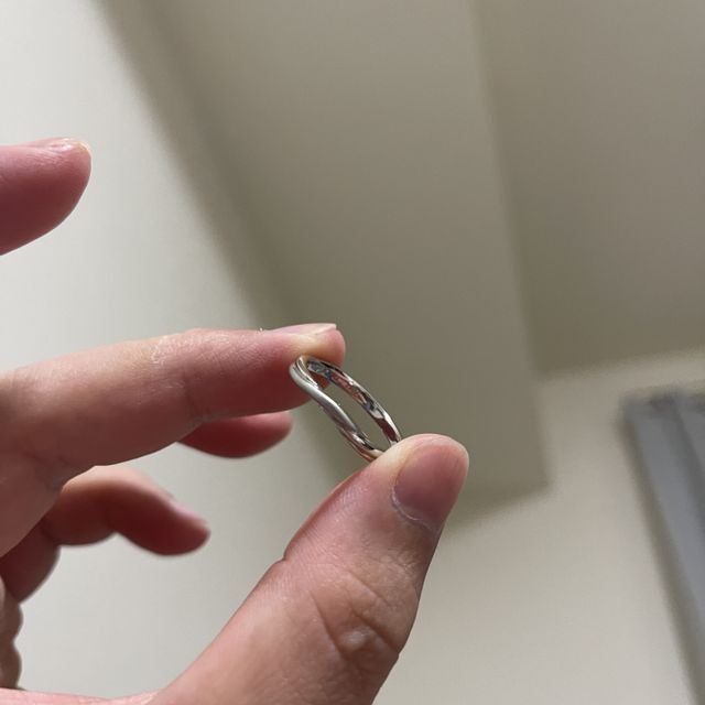 【銀座ダイヤモンドシライシの口コミ】 妻が購入した指輪のセットリングだったことが1番な理由です。
シンプル過…