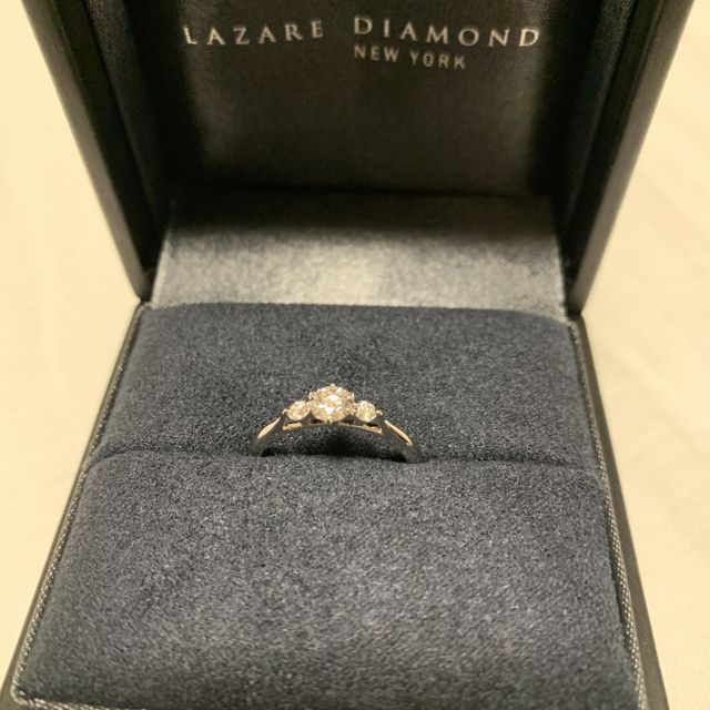 【ラザール ダイヤモンド(LAZARE DIAMOND)の口コミ】 指輪のデザインです。台座の爪が細く、隣から見た時のダイヤモンドの輝き…