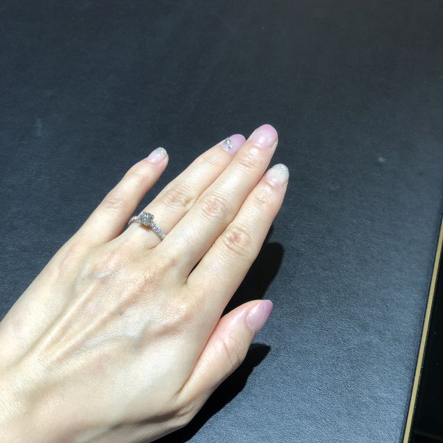 【ハリー・ウィンストン(Harry Winston)の口コミ】 その名に相応しく、眩しくて思わず瞬きしてしまう程の輝きを持つ指輪。
マ…