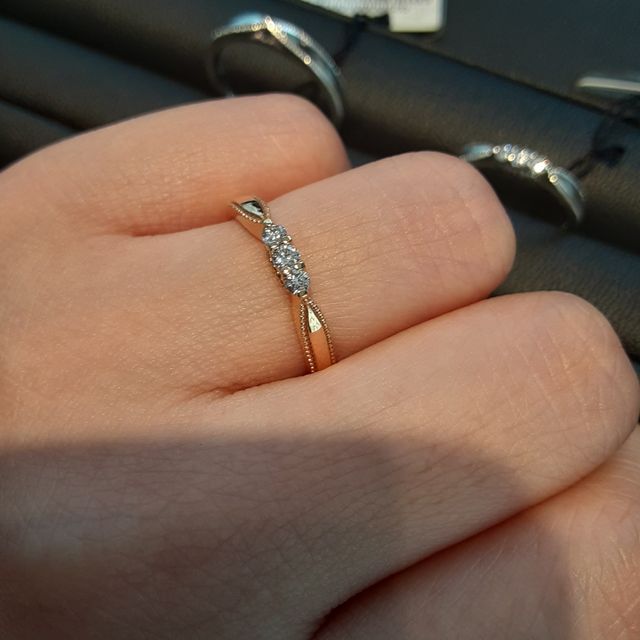 【エクセルコダイヤモンド(EXELCO DIAMOND)の口コミ】 ザ 結婚指輪という感じの、幅が太めのしっかりしたリングが多い。
若い人…