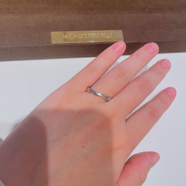 【TOMOE(トモエ)の口コミ】 シンプルかつ、遊び心のある個性的なデザインがとても気に入りました。ダ…