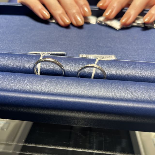 【銀座ダイヤモンドシライシの口コミ】 好みのハーフエタニティで、指輪自体はストレートのタイプでした。私は左…