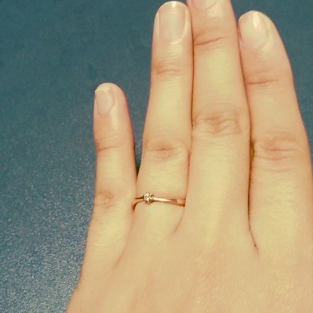 【4℃ BRIDAL(ヨンドシーブライダル)の口コミ】 現在の夫が私に似合うと店頭で決めてくれました。粒が小さめで、日常で嵌…