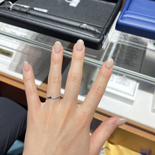 【銀座ダイヤモンドシライシの口コミ】 特徴のあるデザイン・着け心地の良さ・婚約指輪との相性を重視して選びま…