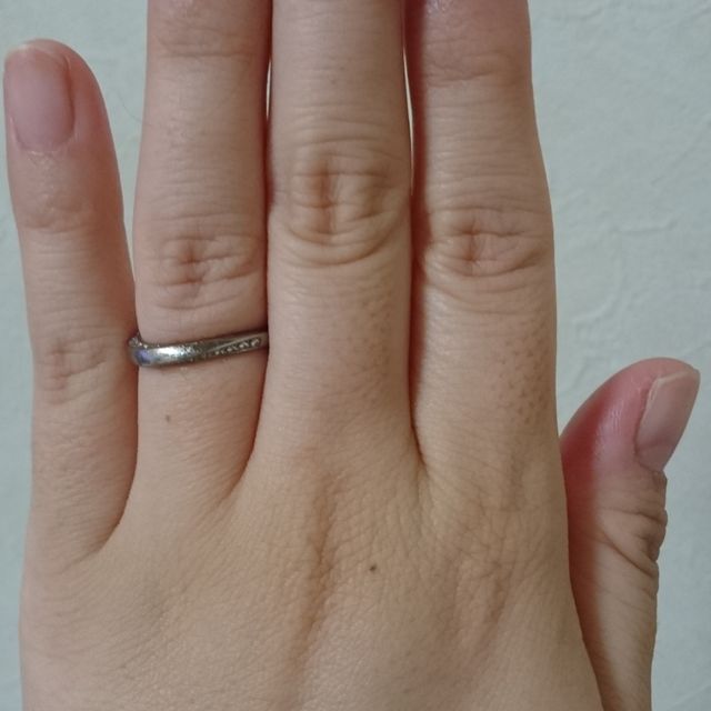 【俄(にわか)の口コミ】 正面から見ると、シンプルな指輪に見えますが、指輪の上下の側面になめら…