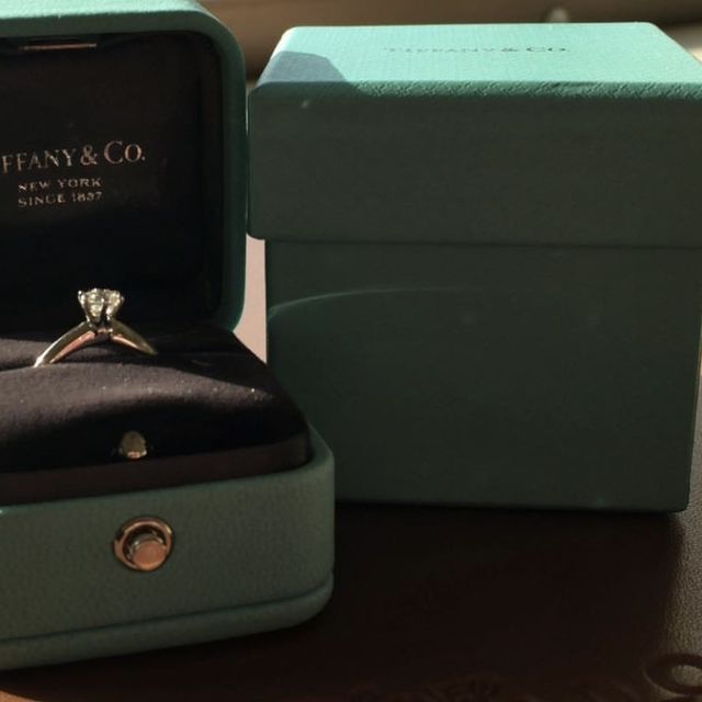 【ティファニー(Tiffany & Co.)の口コミ】 指輪の縁が金色で塗装されており、肌の色合いと黄色がかった金色の色合い…