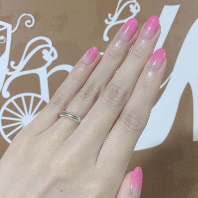 【ティファニー(Tiffany & Co.)の口コミ】 指輪の縁が金色で塗装されており、肌の色合いと黄色がかった金色の色合い…