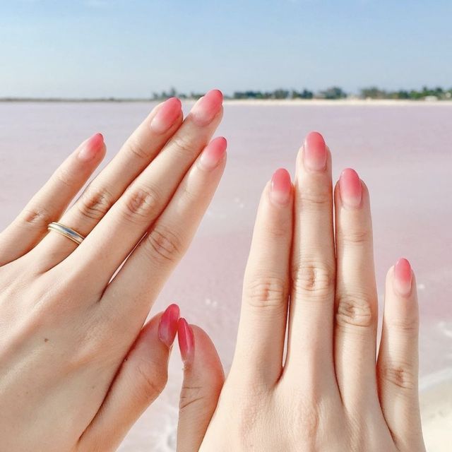 【ティファニー(Tiffany & Co.)の口コミ】 指輪の縁が金色で塗装されており、肌の色合いと黄色がかった金色の色合い…