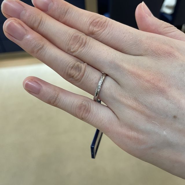 【ROYAL ASSCHER(ロイヤル・アッシャー)の口コミ】 ストレートタイプです。一般的に多いかたちかなと思いました。ダイヤが斜…