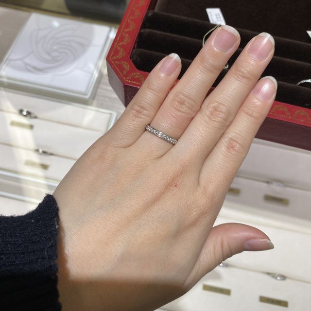 【カルティエ(Cartier)の口コミ】 全周ダイヤのストレートタイプ。ダイヤがあるデザインが可愛くて試着した…