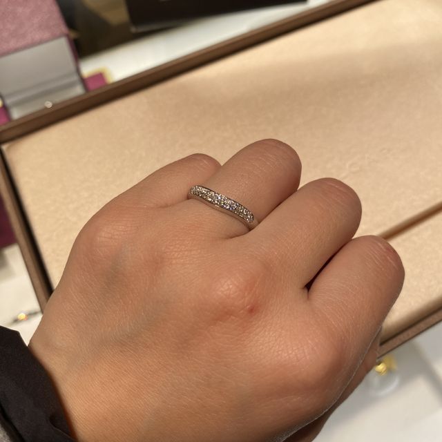 【ブルガリ(BVLGARI)の口コミ】 ダイヤが敷き詰められており、尚曲線のあるデザインのためとても可愛かっ…