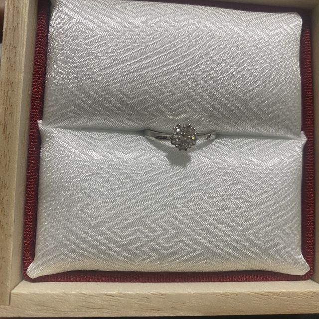 【TOMOE(トモエ)の口コミ】 指輪のデザインで決めました。
アシンメトリーのデザインや花柄が好きだっ…