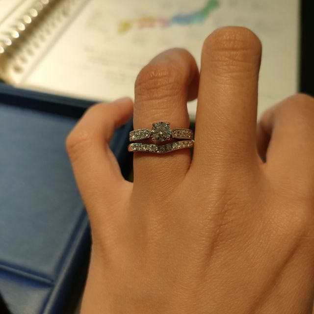 【銀座ダイヤモンドシライシの口コミ】 婚約指輪に合うような、V字やU字のリングが良かったのでそのタイプの指輪…