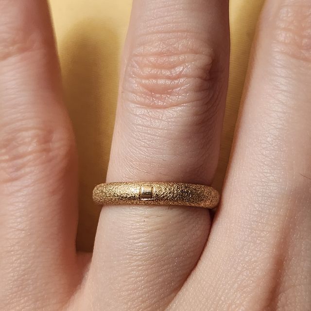 【ichi(イチ)の口コミ】 ブラウンゴールド(銅がゴールドと混ざっている素材)が黄色すぎず、肌の色…