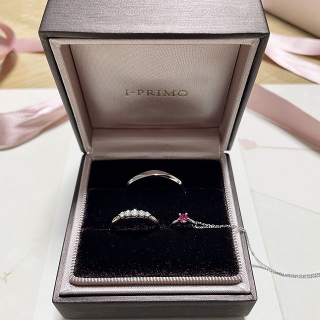 【アイプリモ(I-PRIMO)の口コミ】 デザイン的に一択でした。ダイヤが大きいものが欲しくて、こちらの指輪は…
