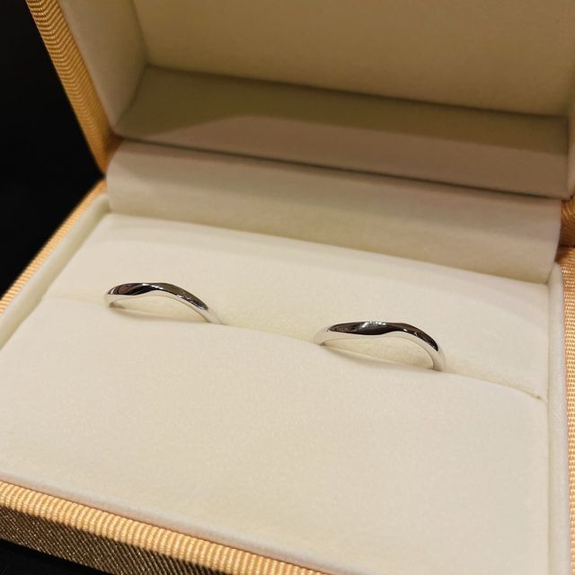 【ケイウノ ブライダル(K.UNO BRIDAL)の口コミ】 婚約者共々ダイヤモンドなどの装飾が付いてないシンプルなデザインの結婚…