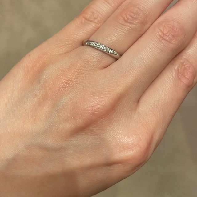 【ケイウノ ブライダル(K.UNO BRIDAL)の口コミ】 指輪の形はストレートですが、ダイヤモンドが流れるようなデザインでつい…